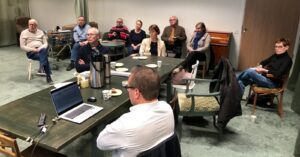 Henkilöitä kokoushuoneessa.